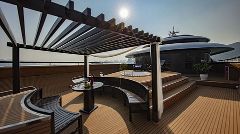 Boong tàu tắm nắng rộng rãi