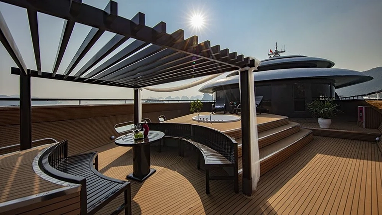 Boong tàu tắm nắng rộng rãi