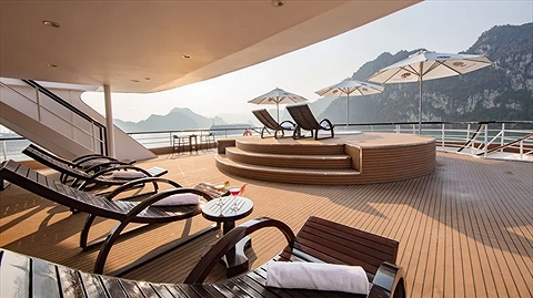 Boong tàu tắm nắng rộng rãi