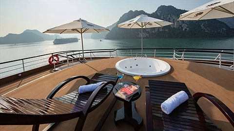 Boong tàu tắm nắng rộng rãi