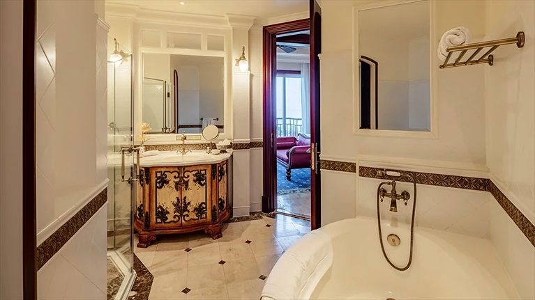 Phòng tắm phòng Deluxe/Deluxe Sea View khu khách sạn