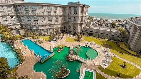 Hồ bơi ngoài trời