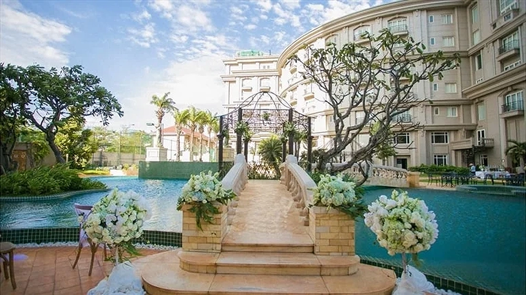 Hồ bơi ngoài trời