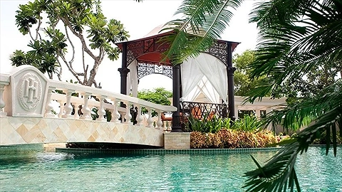 Hồ bơi ngoài trời