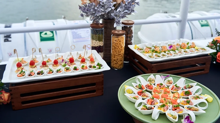 Phục vụ các món ăn đa dạng từ Á sang Âu