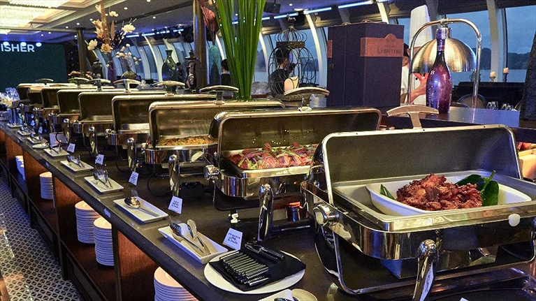 Phục vụ các món ăn đa dạng từ Á sang Âu