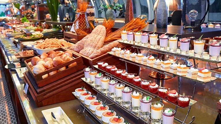 Phục vụ các món ăn đa dạng từ Á sang Âu