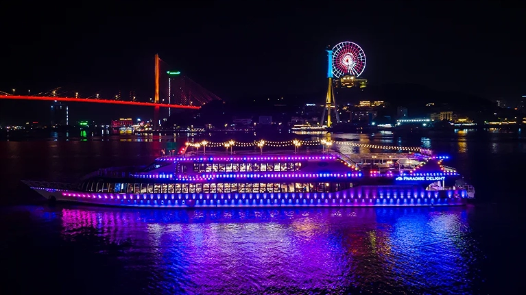 Du thuyền lên đèn về đêm