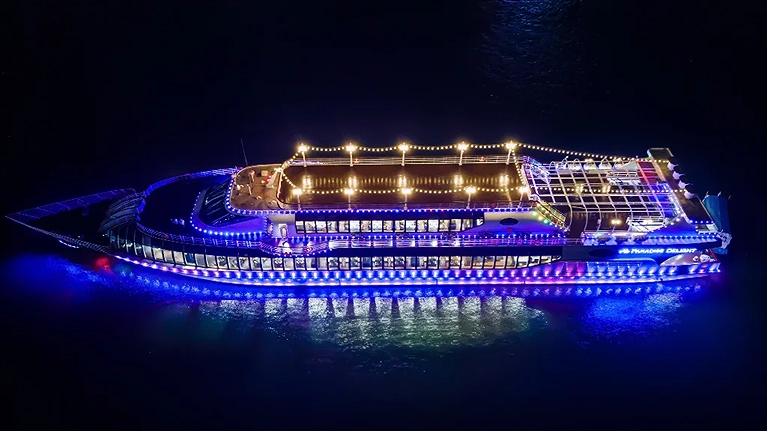 Du thuyền lên đèn về đêm