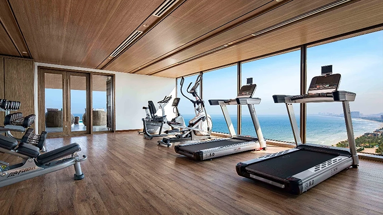 Phòng gym với trang thiết bị hiện đại với tầm nhìn ra biển Mỹ Khê