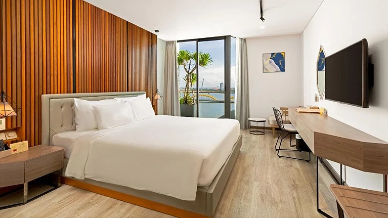 Deluxe Riverfront with Balcony - Giường King