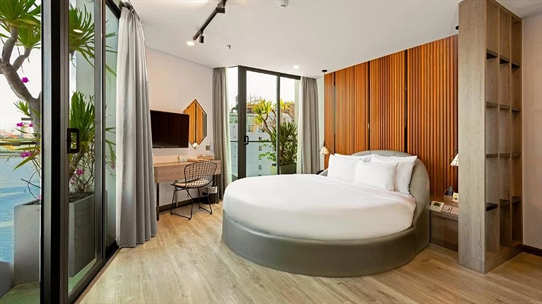 Deluxe Riverfront with Balcony - Giường tròn