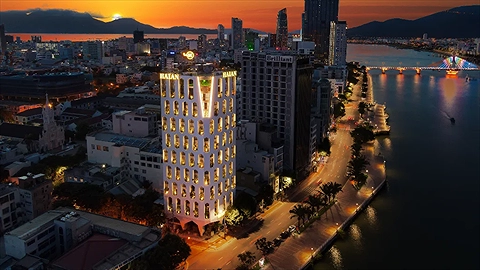 Toàn cảnh khách sạn nằm bên cạnh sông Hàn thơ mộng