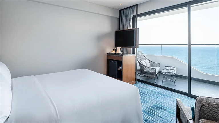 Deluxe Corner Room Ocean View with balcony