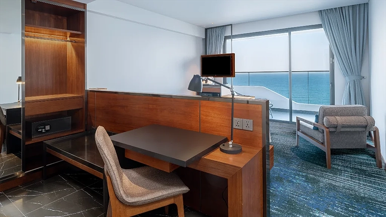 Deluxe Corner Room Ocean View with balcony