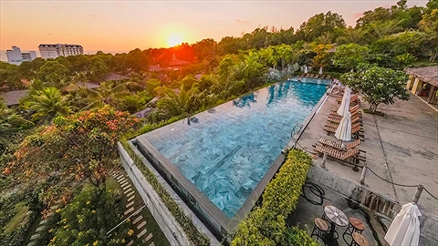 Hồ bơi ngoài trời