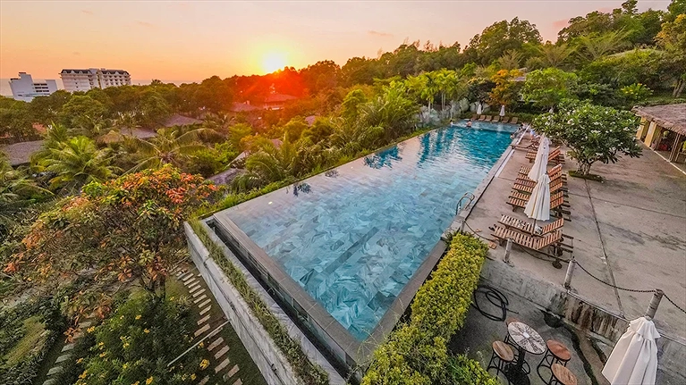 Hồ bơi ngoài trời