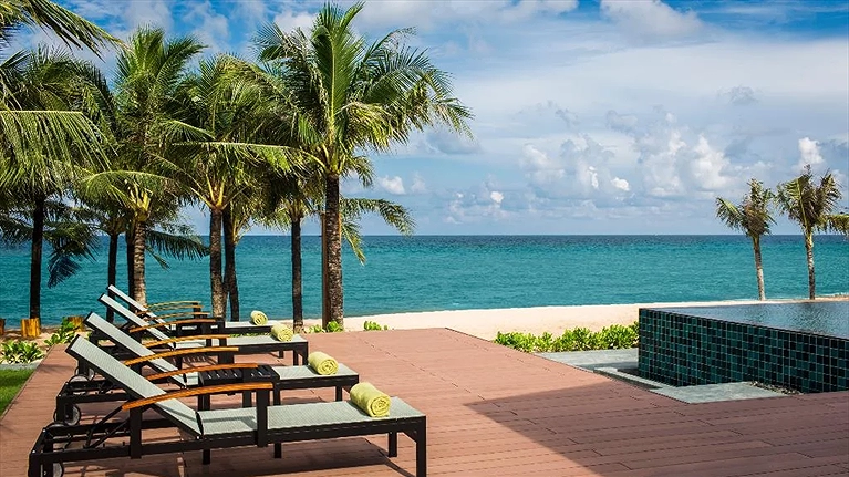 Quang cảnh hồ bơi ngoài trời