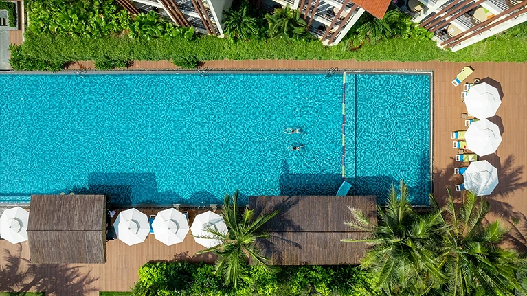 Quang cảnh hồ bơi ngoài trời