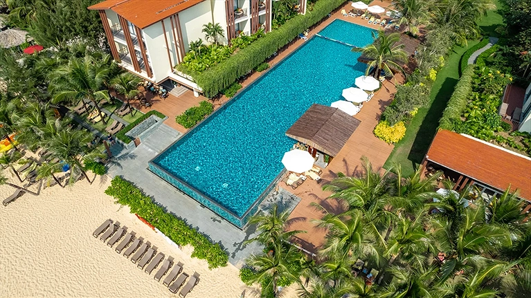 Quang cảnh hồ bơi ngoài trời