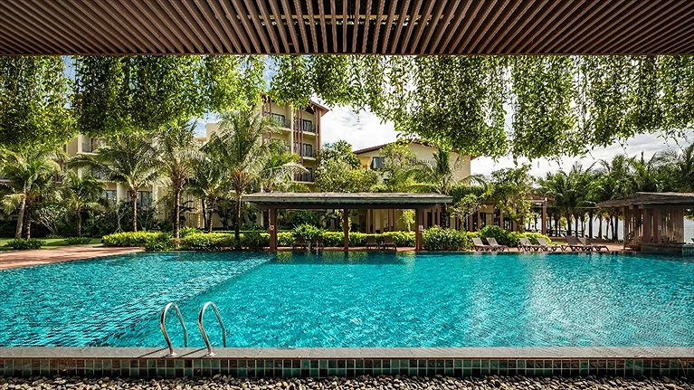 Quang cảnh hồ bơi ngoài trời