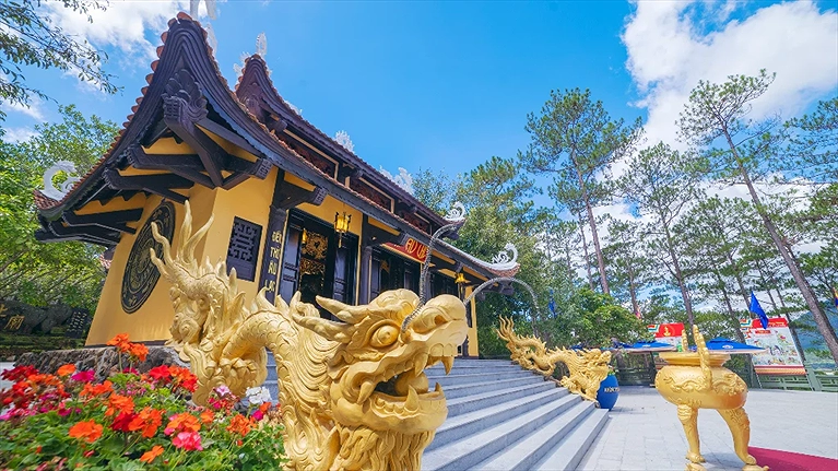 Viếng thăm Đền Thượng