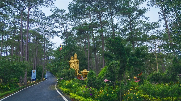 Tham quan Công Viên Trăm Trứng