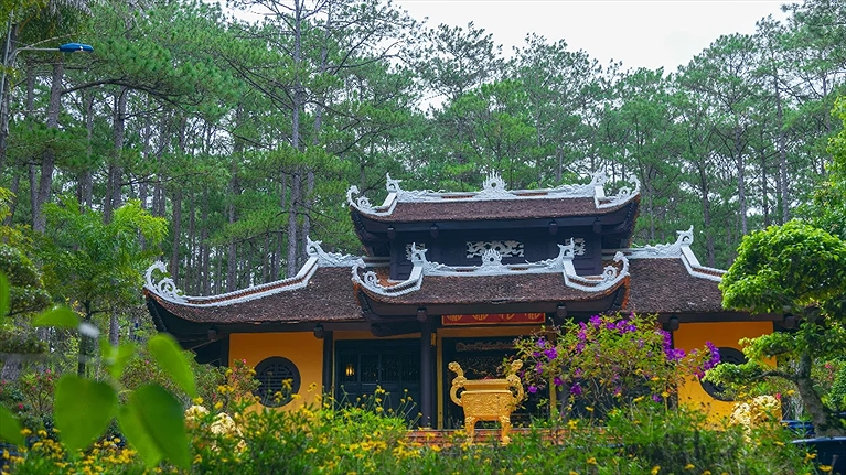 Viếng thăm Đền Trung