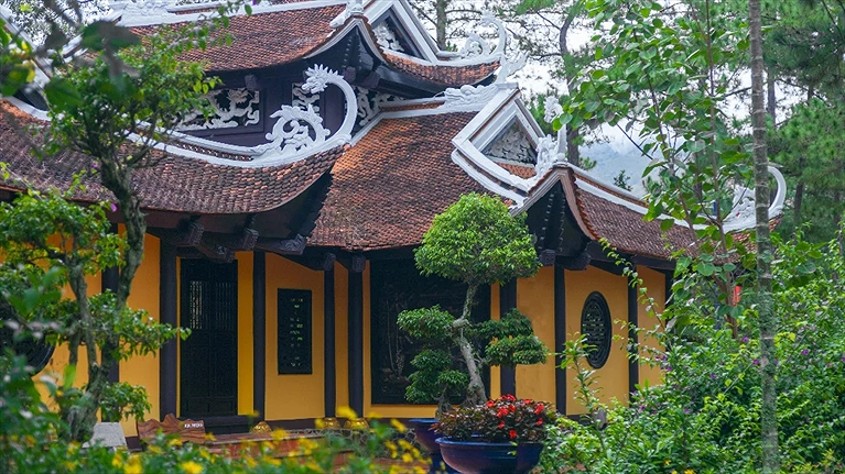 Viếng thăm Đền Hạ