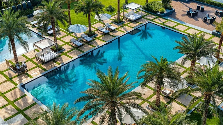 Quang cảnh hồ bơi ngoài trời