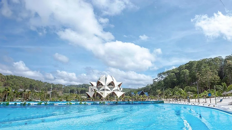 Biển nhân tạo tại khu nghỉ