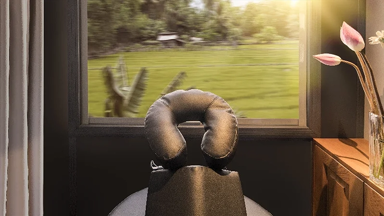 Cảm giác căng thẳng tan biến khi con tàu nhịp nhàng lăn bánh qua vùng nông thôn thanh bình, xoa dịu giác quan