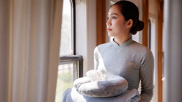 Tiếp viên trên tàu đảm bảo mỗi chuyến đi đều là một hành trình đáng nhớ