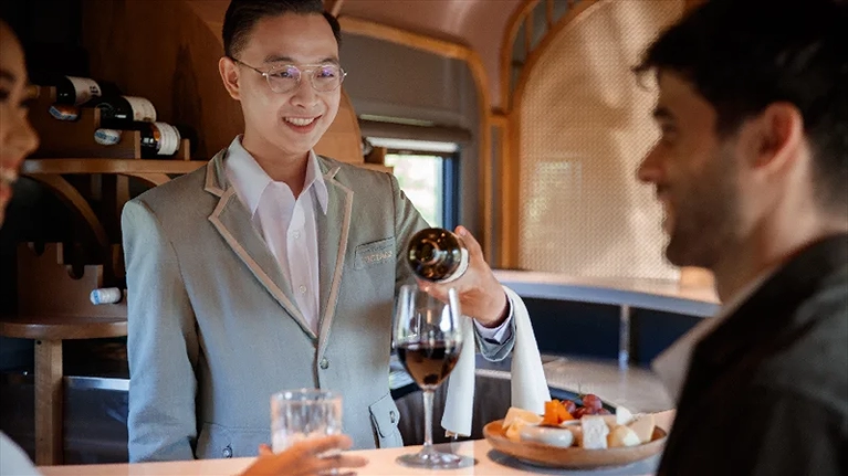 Chiêm ngưỡng những cảnh quan đa dạng của khu vực, thưởng thức ẩm thực tinh túy