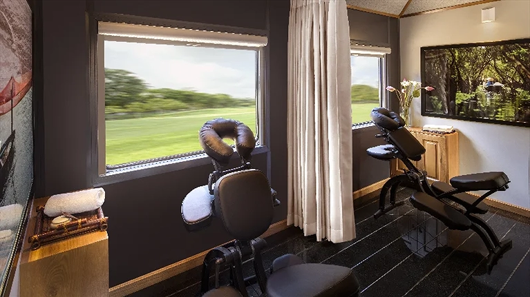 Nghỉ ngơi tại một nơi yên tĩnh để được trị liệu thư giãn vùng đầu và vai