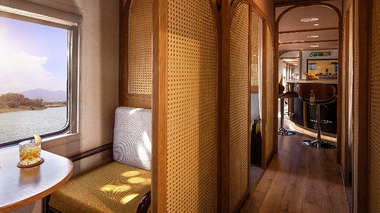 tận hưởng trải nghiệm du lịch bằng tàu hỏa tại Việt Nam với một loạt các tiện nghi và dịch vụ sang trọng trên tàu
