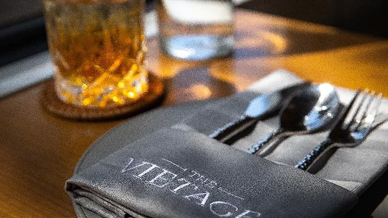 Quý khách có thể đặt trước rượu cao cấp, sâm-panh, trứng cá muối và các loại phô mai địa phương và quốc tế