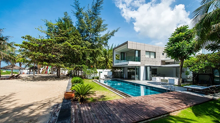 Premium Beachfront Pool Residence