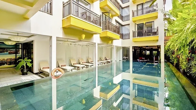 Hồ bơi ngoài trời 