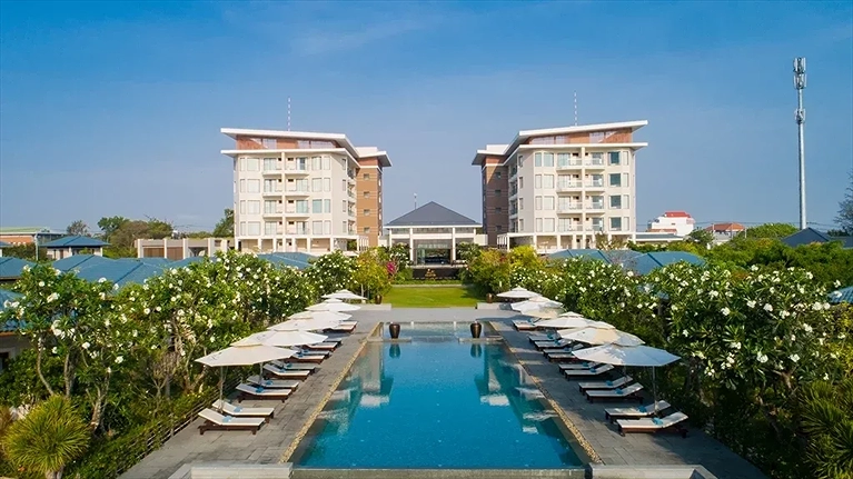 Hồ bơi ngoài trời