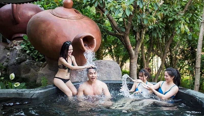 Đến với Núi Thần Tài, tắm bồn với trà, thảo dược hay những loại dưỡng chất khác cũng là trải nghiệm đặc biệt nhất định phải thử.