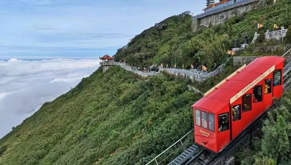 Đi tàu một ray lên núi và ngắm nhìn khung cảnh lộng lẫy của ruộng bậc thang nổi tiếng của Sapa và dãy núi Hoàng Liên Sơn hùng vĩ