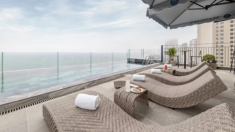 Hồ bơi tầng thượng