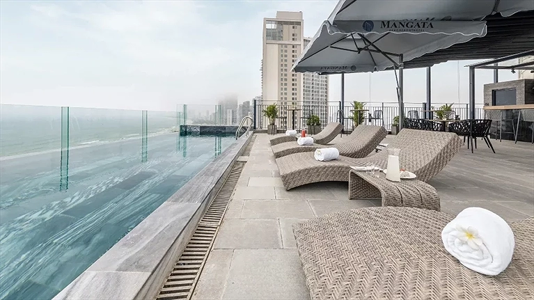 Hồ bơi tầng thượng