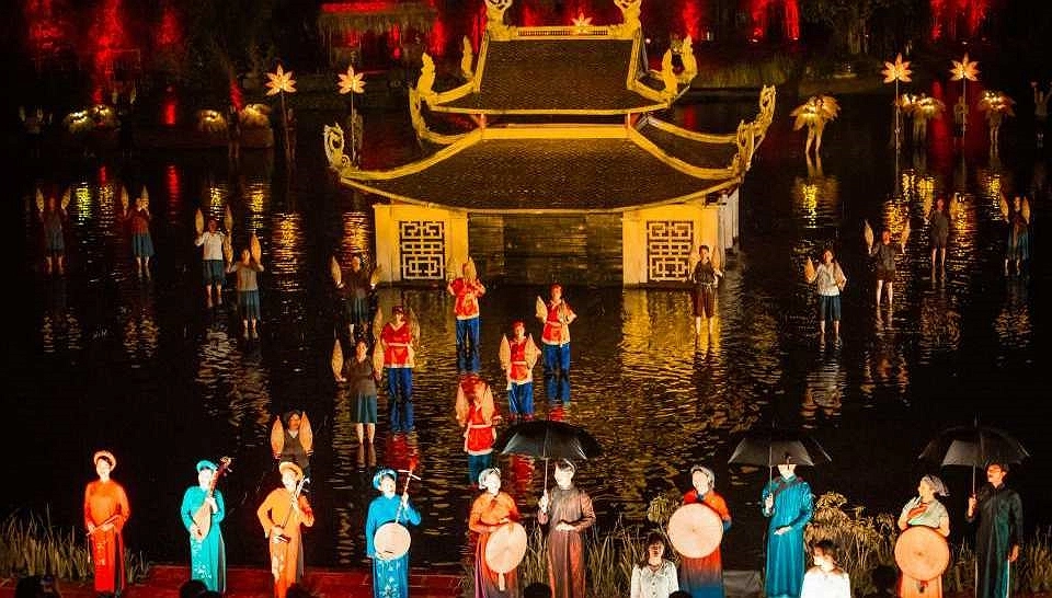 Thưởng thức những yếu tố văn hoá dân gian và lịch sử được khéo léo đan cài trong sân khấu nước tương tác này, từng được đài CNN đánh giá là có tất cả các yếu tố tạo nên một màn trình diễn đẳng cấp thế giới