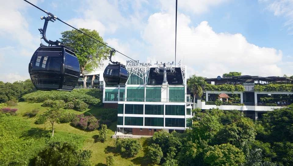 Bay cao trên ngọn đồi với Tuyến Mount Faber, ngắm nhìn quang cảnh tuyệt đẹp khi du khách bay về phía Đảo Sentosa