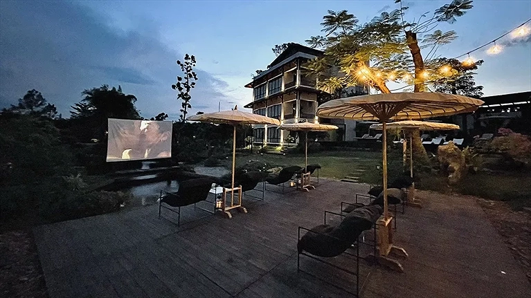 Hoạt động xem phim ngoài trời