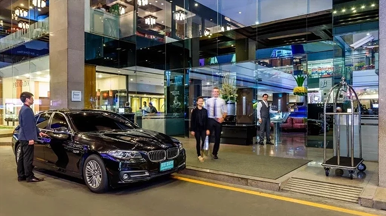 Gần ga tàu BTS Skytrain Siam thuận lợi để di chuyển đến trung tâm giải trí, mua sắm