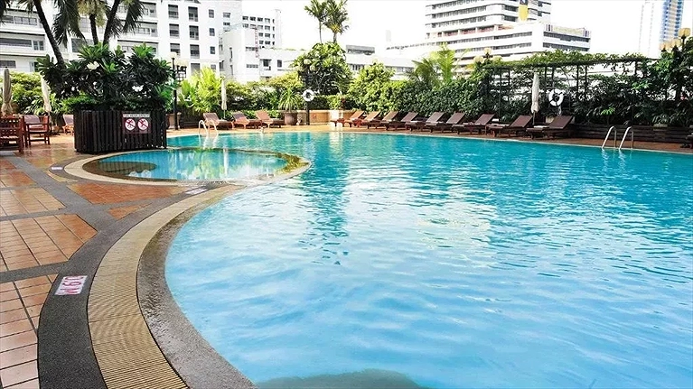 trải nghiệm hồ bơi ngoài trời giữa trung tâm thành phố