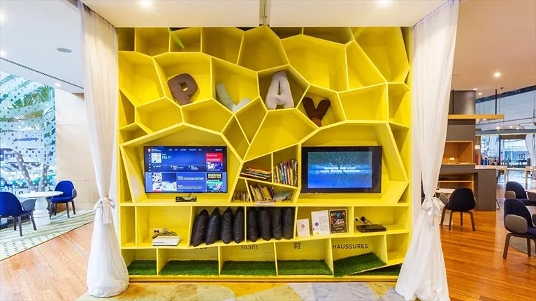 khu Relax n 'Play với ghế ngồi, hệ thống âm thanh tương tác, và góc dành cho trẻ em